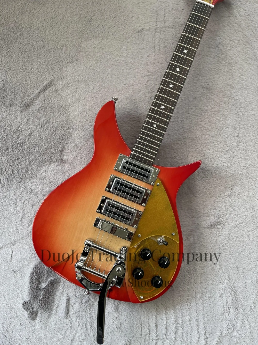 Cherry red guitar, 20.5-inch string length, tremolo bridge, 3 pickups, gold pickguard, solid wood body, maple neck
Cherry red guitar, 20.5-inch string length, tremolo bridge, 3 pickups, gold pickguard, solid wood body, maple neck