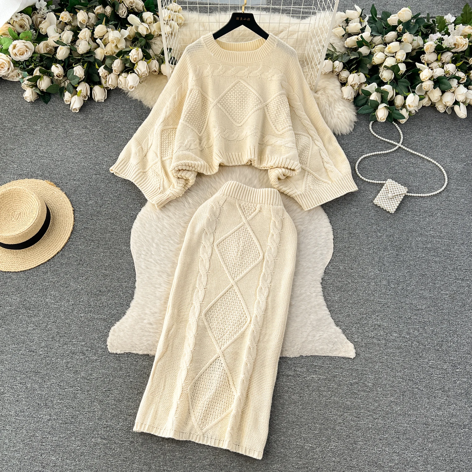 Autumn and Winter New Women's Outfits French Knitted Two piece Set Bat Sleeves Round Neck Sweater Pullover+Split Skirt Suit
Autumn and Winter New Women's Outfits French Knitted Two piece Set Bat Sleeves Round Neck Sweater Pullover+Split Skirt Suit