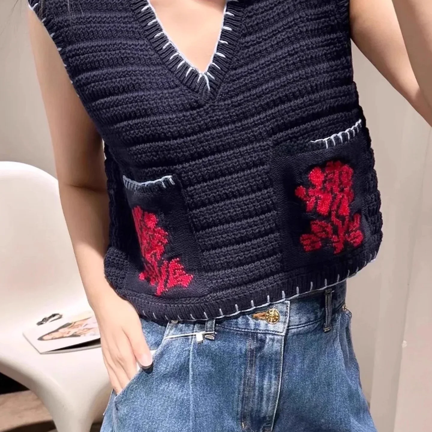 Новый вязаный жилет с V-образным вырезом и цветочным узором для женщин, осенняя коллекция
Новый вязаный жилет с V-образным вырезом и цветочным узором для женщин, осенняя коллекция