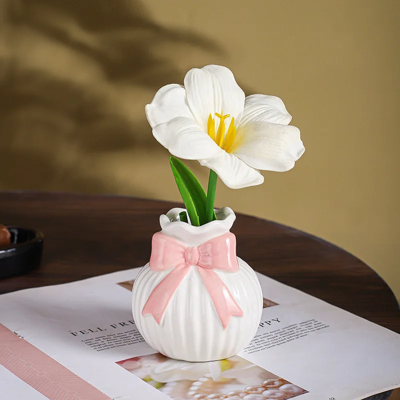 Ceramic Creative Bow Vase Ornament Flower Insertion Home Living Room Desktop Decoration Gift
Ceramic Creative Bow Vase Ornament Flower Insertion Home Living Room Desktop Decoration Gift