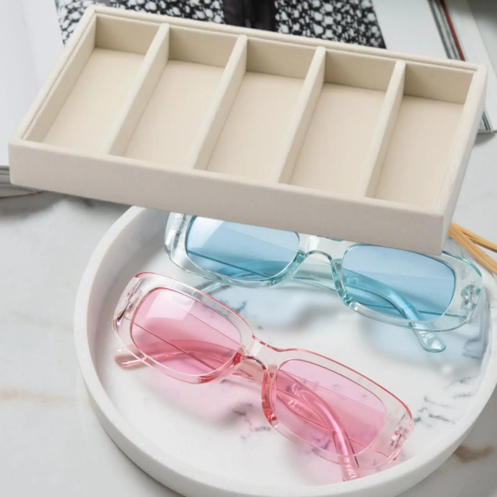 Современный акриловый органайзер для солнцезащитных очков, лоток с 5 отделениями, минималистичный ящик для хранения очков, домашнего офиса, спальни
Современный акриловый органайзер для солнцезащитных очков, лоток с 5 отделениями, минималистичный ящик для хранения очков, домашнего офиса, спальни