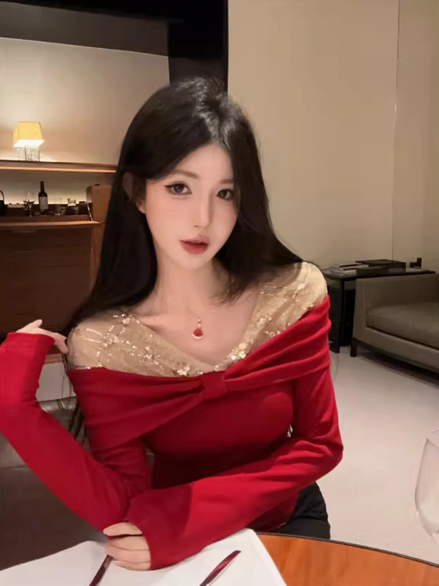 Красный длинный топ-футболка женский осенне-зимний на одно плечо с пайетками, красивый кружевной топ-база, нижнее белье, новогодний
Красный длинный топ-футболка женский осенне-зимний на одно плечо с пайетками, красивый кружевной топ-база, нижнее белье, новогодний