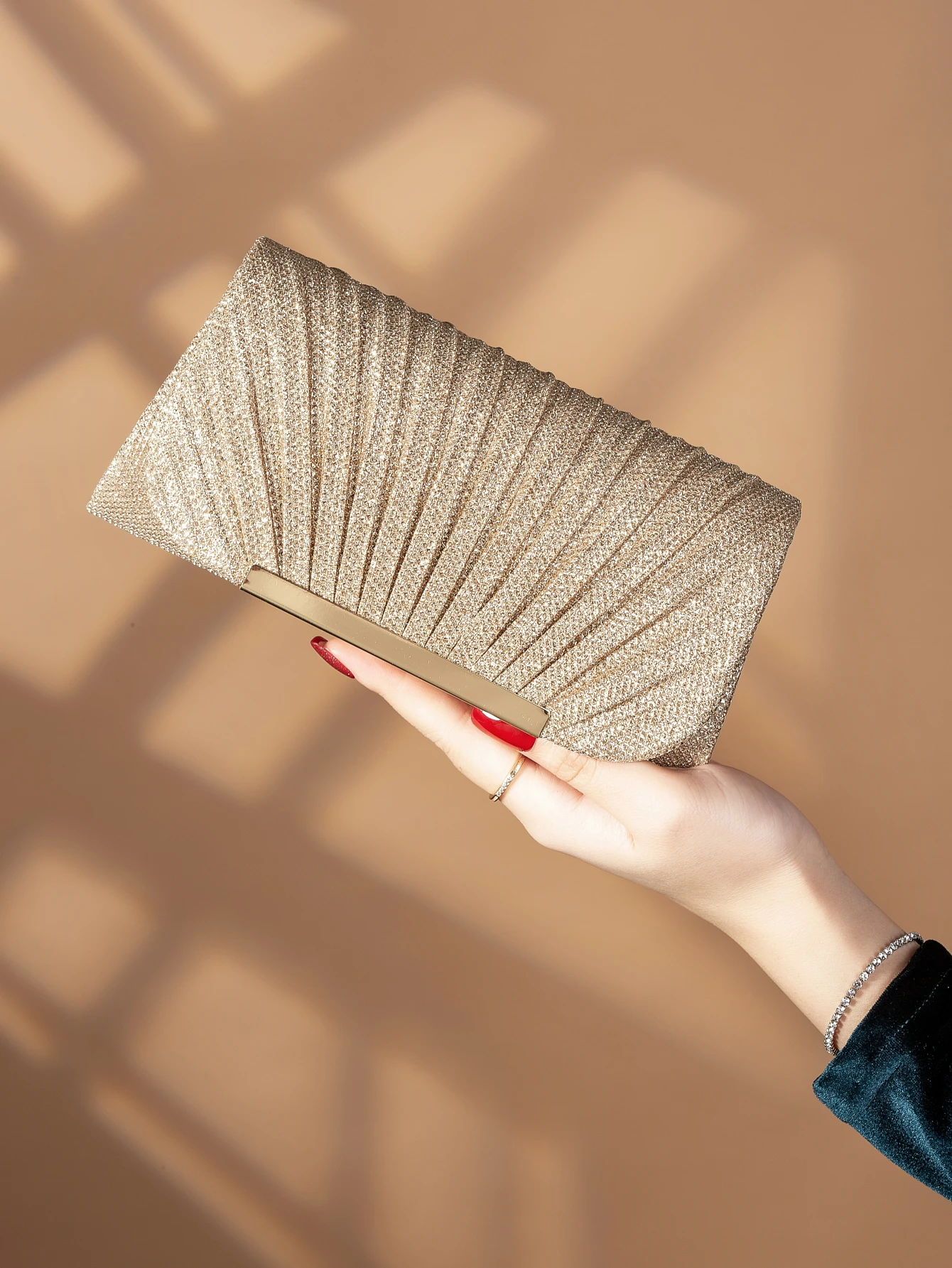 Simple, shiny and versatile pleated clutch bags and elegant and gorgeous party evening bags are suitable for all seasons.
Simple, shiny and versatile pleated clutch bags and elegant and gorgeous party evening bags are suitable for all seasons.
