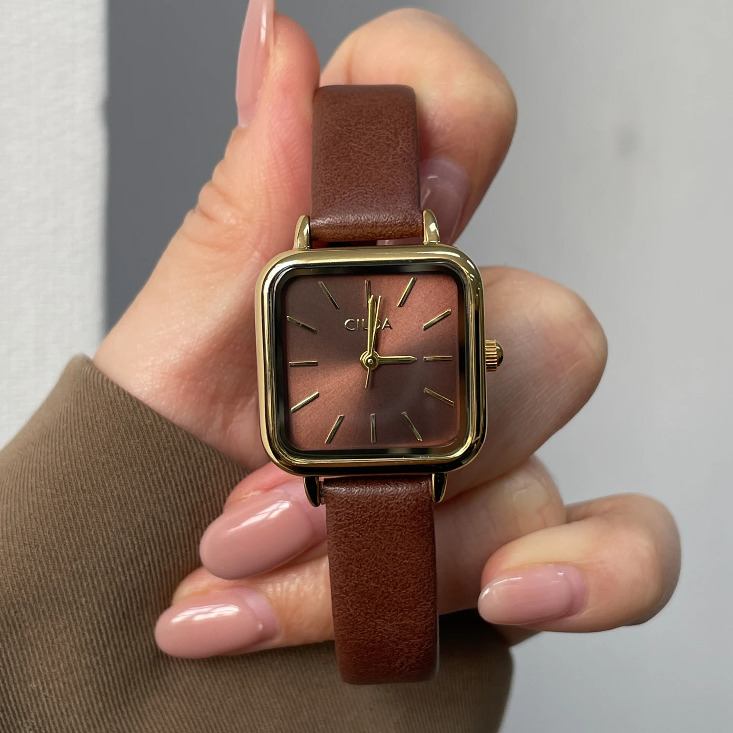 CILOA Brown Square Women's Watch, High-Quality Retro Small Brand Authentic Luxury Gift, Fashionable Waterproof Quartz Watch
CILOA Brown Square Women's Watch, High-Quality Retro Small Brand Authentic Luxury Gift, Fashionable Waterproof Quartz Watch