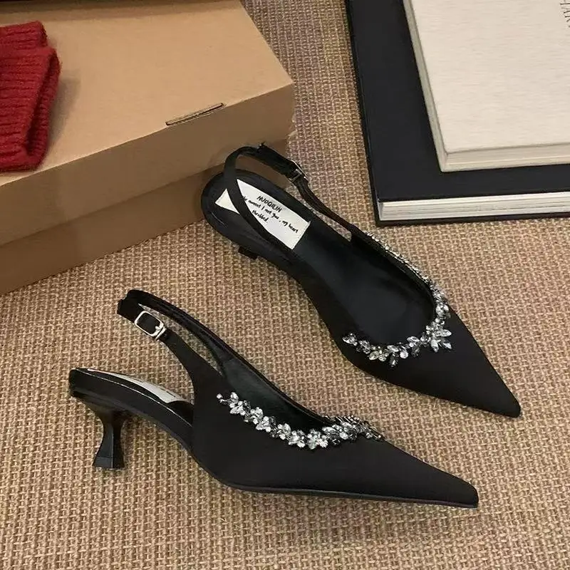 2025 New Summer Classic Champagne Black Banquet Wedding Shoes Sexy Rhinestone Satin Pointed Toe High Heel Sandals for Women
2025 New Summer Classic Champagne Black Banquet Wedding Shoes Sexy Rhinestone Satin Pointed Toe High Heel Sandals for Women