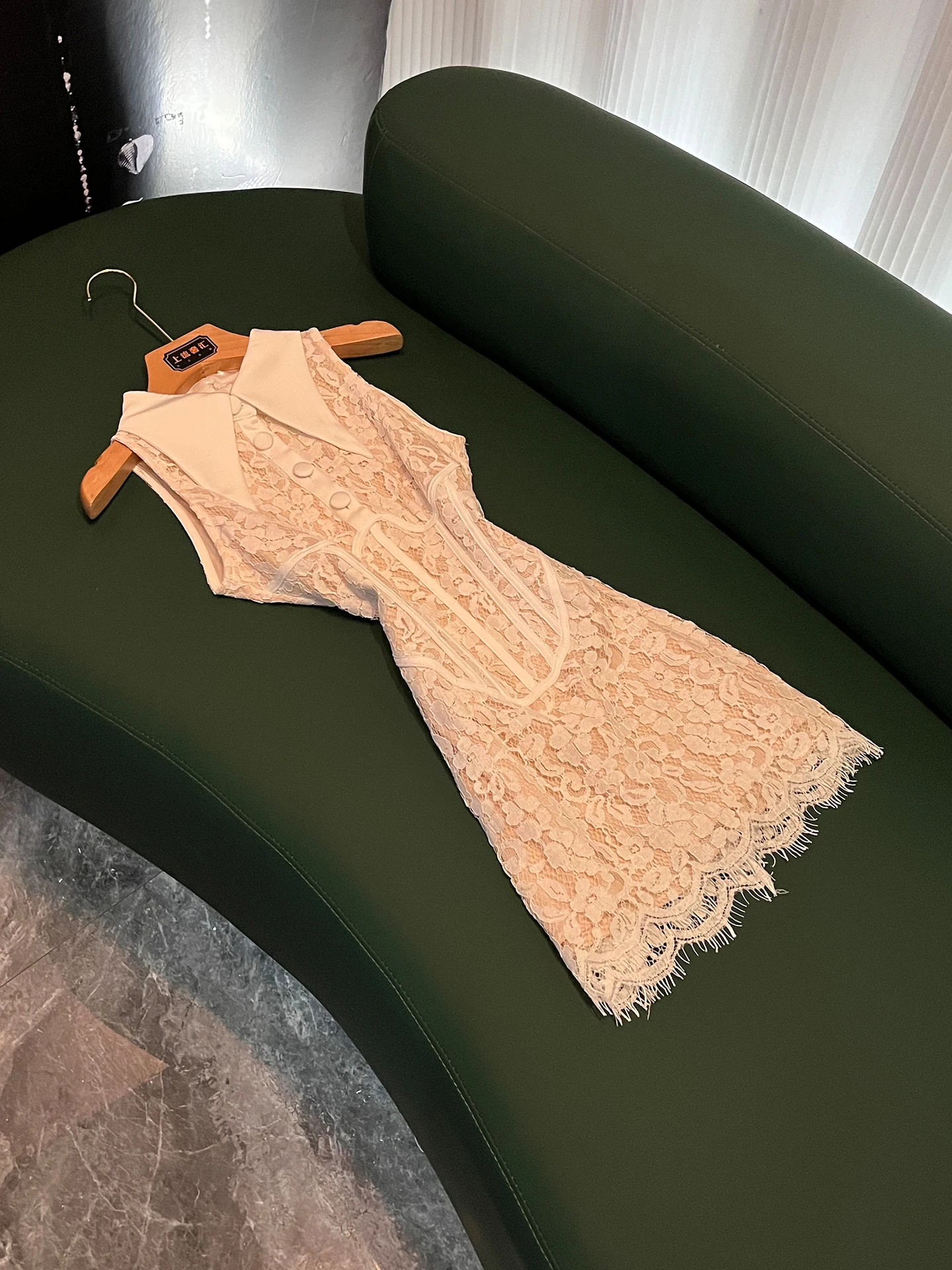 Elegant Lace Summer New Style Women's Sleeveless Waist Cinched Slimming Gown Ladylike Dress Polyester Fiber No Stretch A-Line...
Elegant Lace Summer New Style Women's Sleeveless Waist Cinched Slimming Gown Ladylike Dress Polyester Fiber No Stretch A-Line...