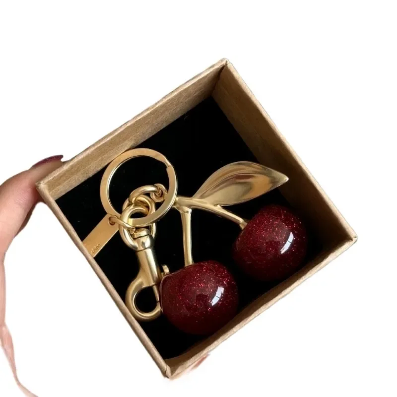 Cherry crystal bag, fashionable and exquisite pendant, high-end car key pendant.
Cherry crystal bag, fashionable and exquisite pendant, high-end car key pendant.