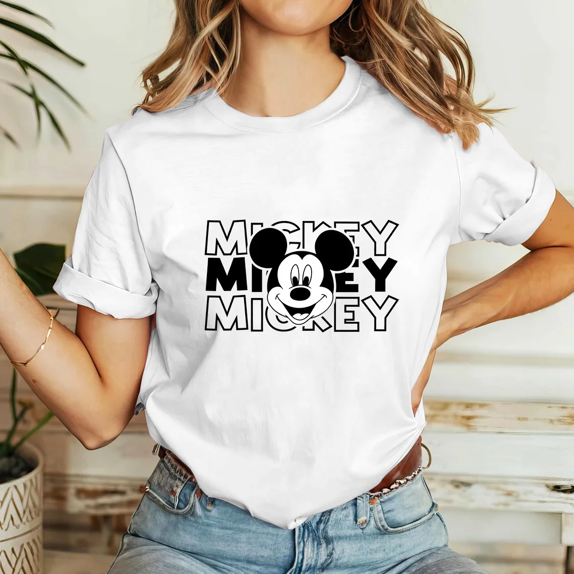 Disney Mickey Mouse print women's cropped T-shirt is casual and fashionable The style is classic and versatile
Disney Mickey Mouse print women's cropped T-shirt is casual and fashionable The style is classic and versatile