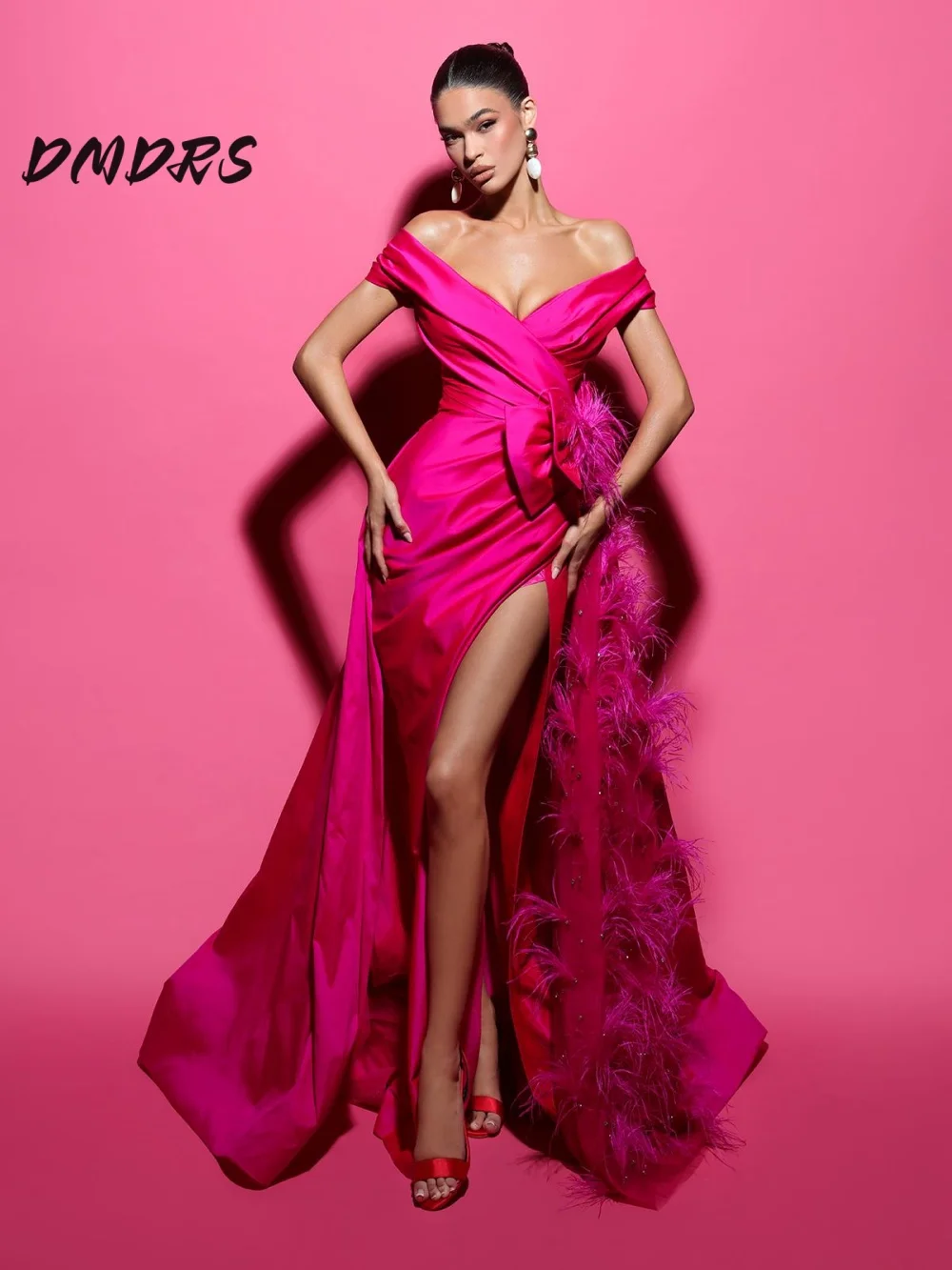 Sexy V-neck Wedding Dress 2025 Elegant Satin Bridal Gown Luxurious Sleeveless A-line Floor-length Gown Customized
Sexy V-neck Wedding Dress 2025 Elegant Satin Bridal Gown Luxurious Sleeveless A-line Floor-length Gown Customized