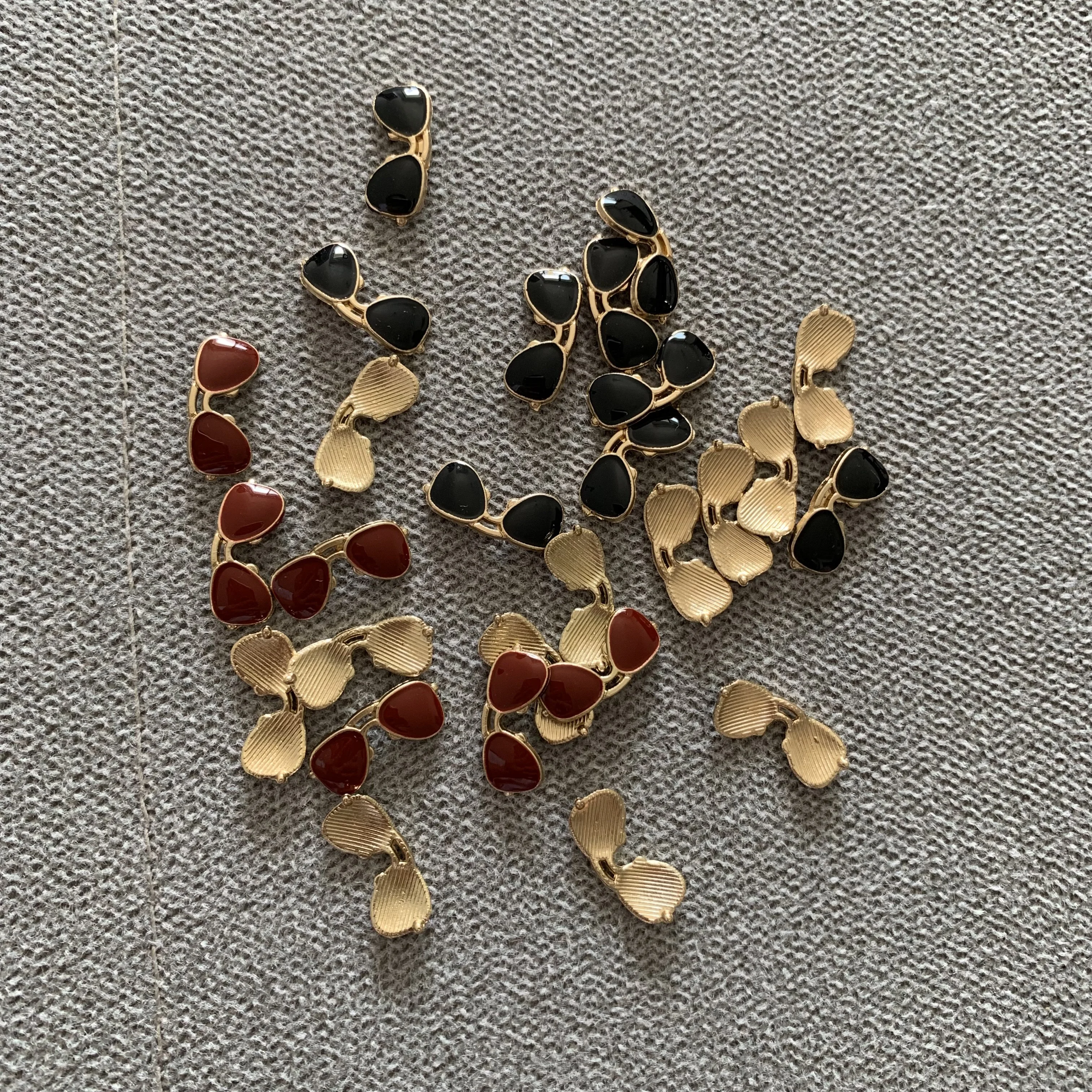 10 Pcs/Bag Small Sunglasses DIY Charms for nails Handmade Phone Case Art Charms black wine Accessory Party Dinner Decoration
10 Pcs/Bag Small Sunglasses DIY Charms for nails Handmade Phone Case Art Charms black wine Accessory Party Dinner Decoration