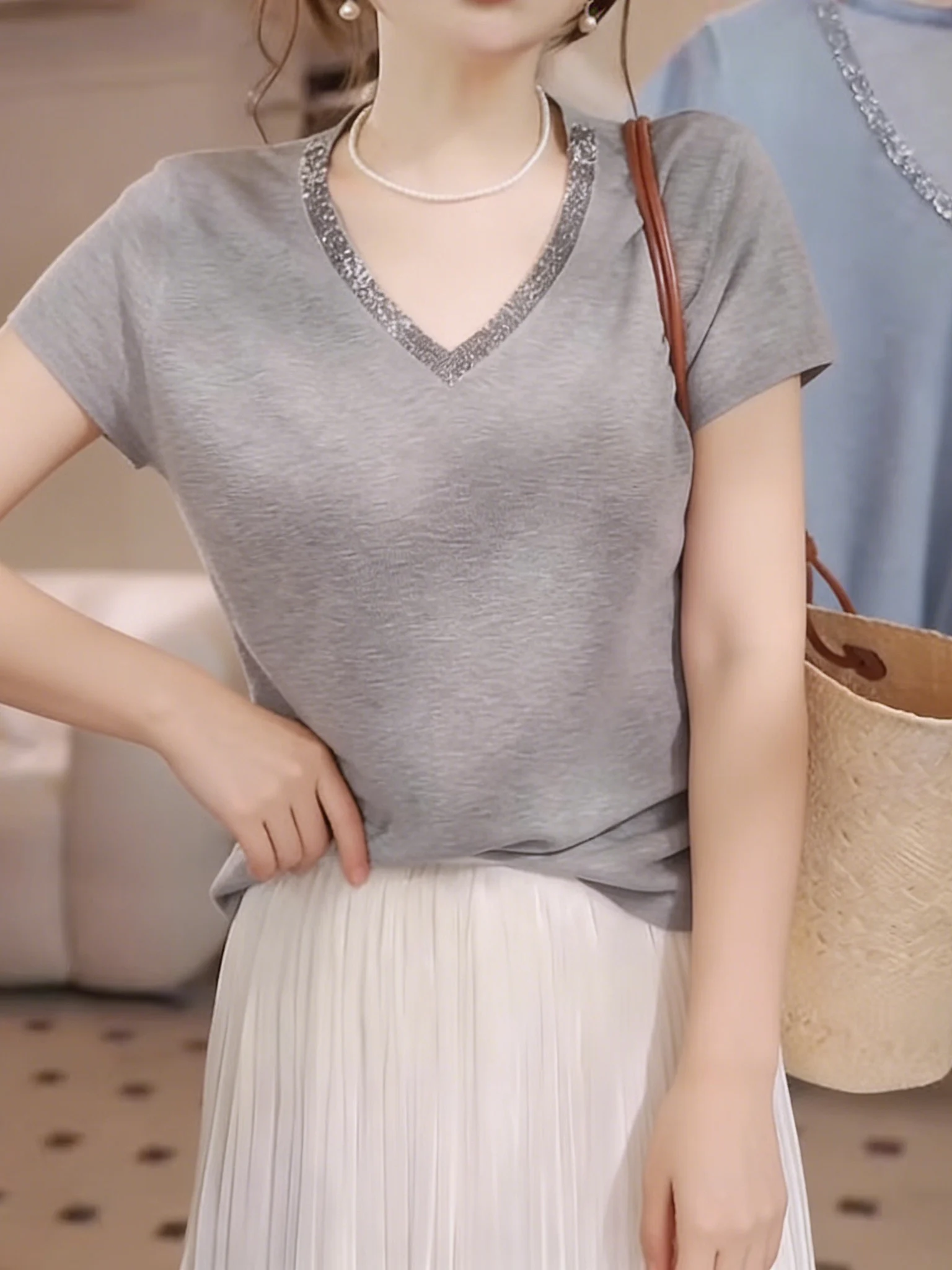 Elegant Knitted Short Sleeve V-Neck T-Shirt Women's Summer plus Size Slimming Top Glittering Diamond Casual Fashion Style
Elegant Knitted Short Sleeve V-Neck T-Shirt Women's Summer plus Size Slimming Top Glittering Diamond Casual Fashion Style