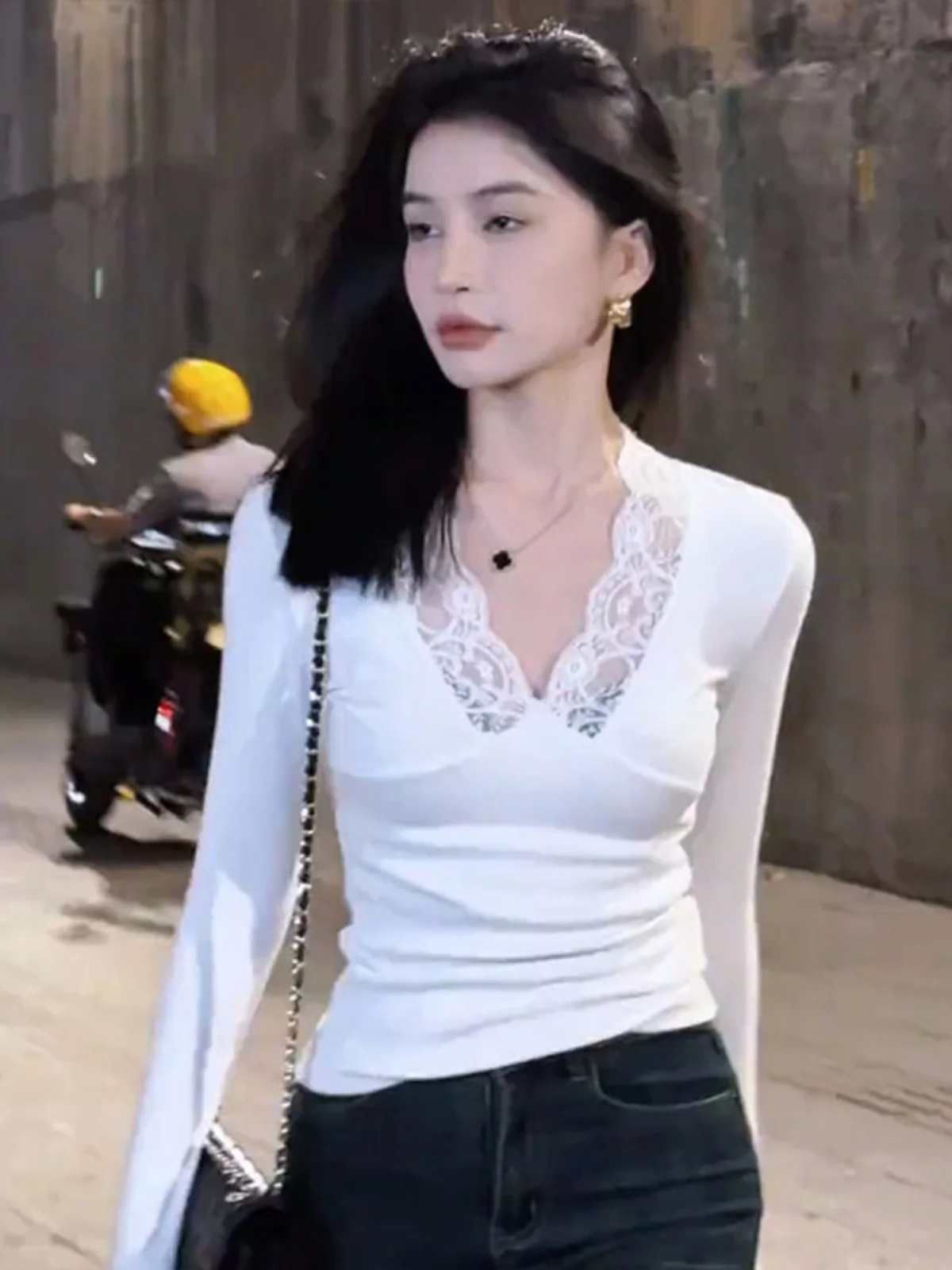 Early Autumn Lace Splice V-neck Knitwear Base Shirt Women's Inner Wear Waist-Cinching Low-neck Knitted Top
Early Autumn Lace Splice V-neck Knitwear Base Shirt Women's Inner Wear Waist-Cinching Low-neck Knitted Top