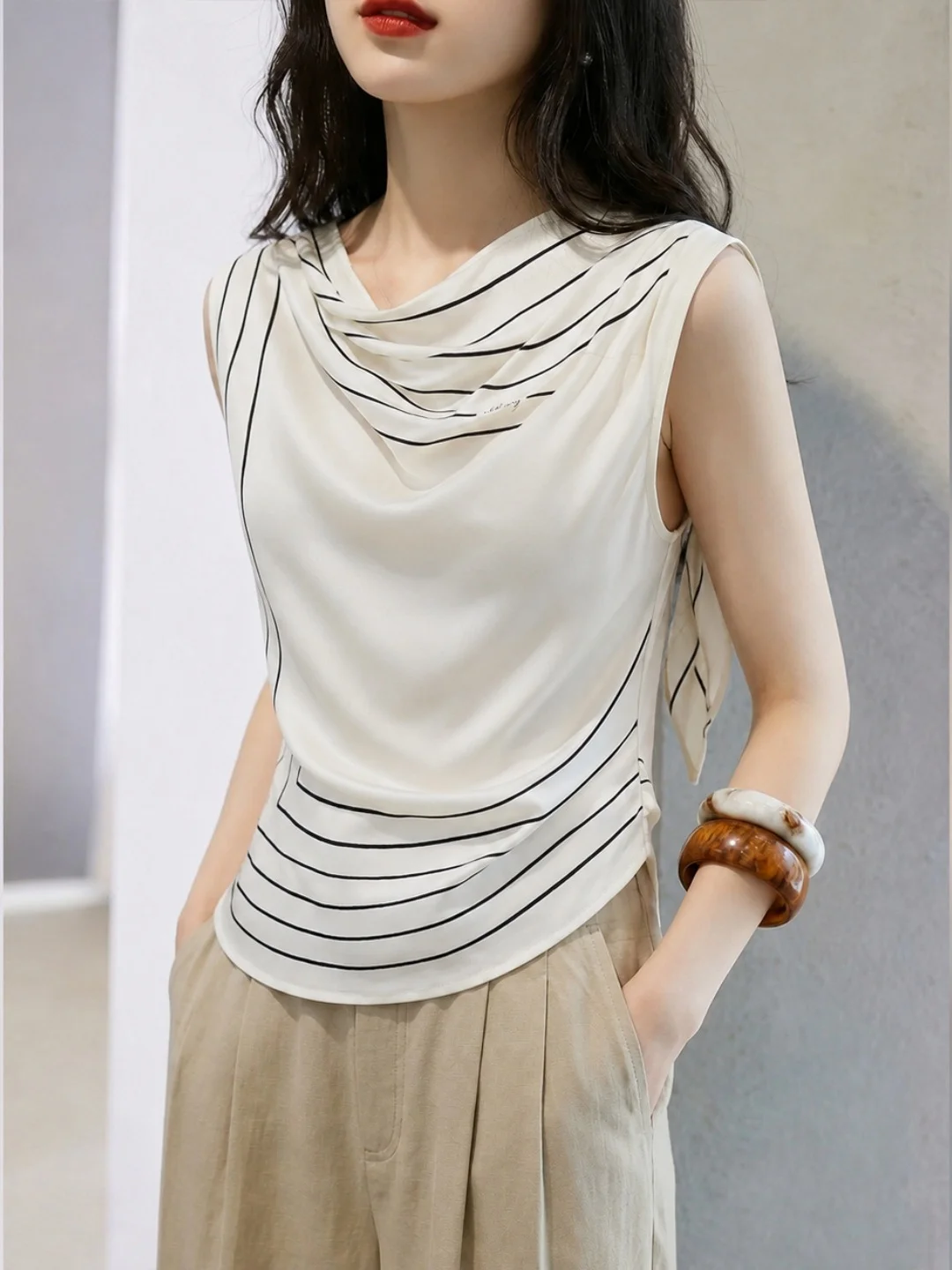 Summer 2026 Women's Sleeveless Vest Versatile Color Block Design Commute Elegant Top Korean Style Straight Cut Silk Material
Summer 2026 Women's Sleeveless Vest Versatile Color Block Design Commute Elegant Top Korean Style Straight Cut Silk Material