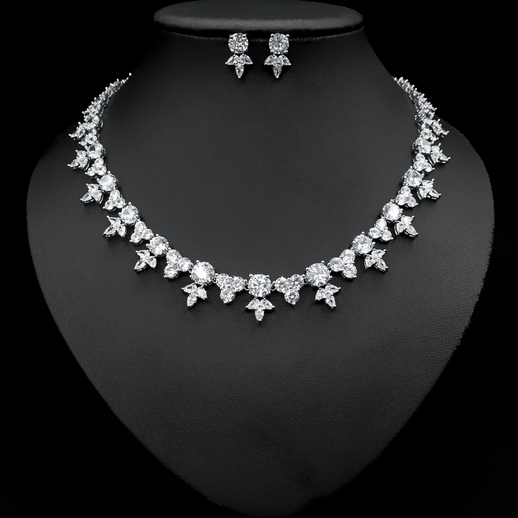 Luxury brand genuine real jewels Elegant and beautiful bride luxury Necklace simple two-piece set fashionable personality Earrin
Luxury brand genuine real jewels Elegant and beautiful bride luxury Necklace simple two-piece set fashionable personality Earrin