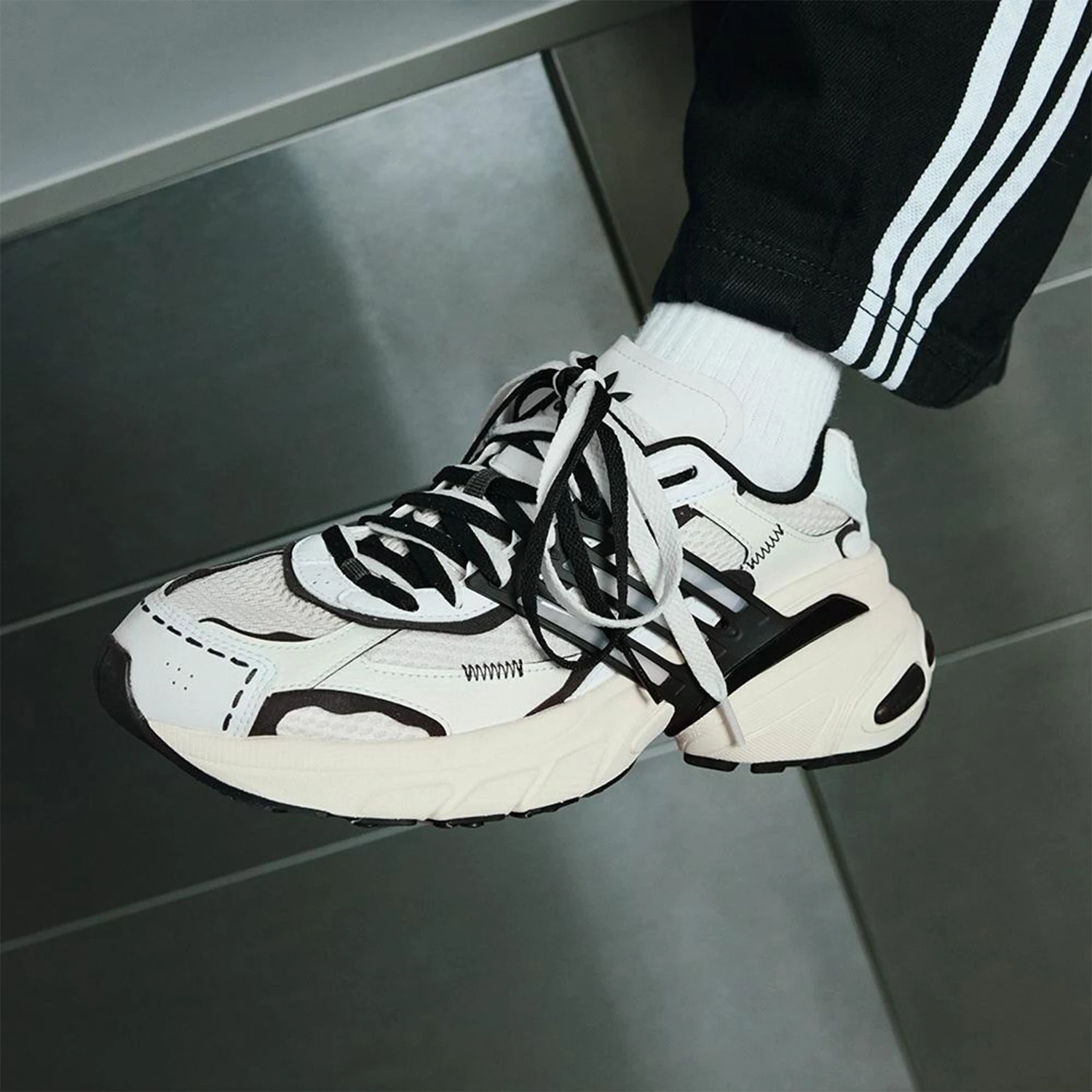 Adidas натуральная клеверная мужская и женская спортивная обувь на толстой подошве с сеткой JR7005
Adidas натуральная клеверная мужская и женская спортивная обувь на толстой подошве с сеткой JR7005