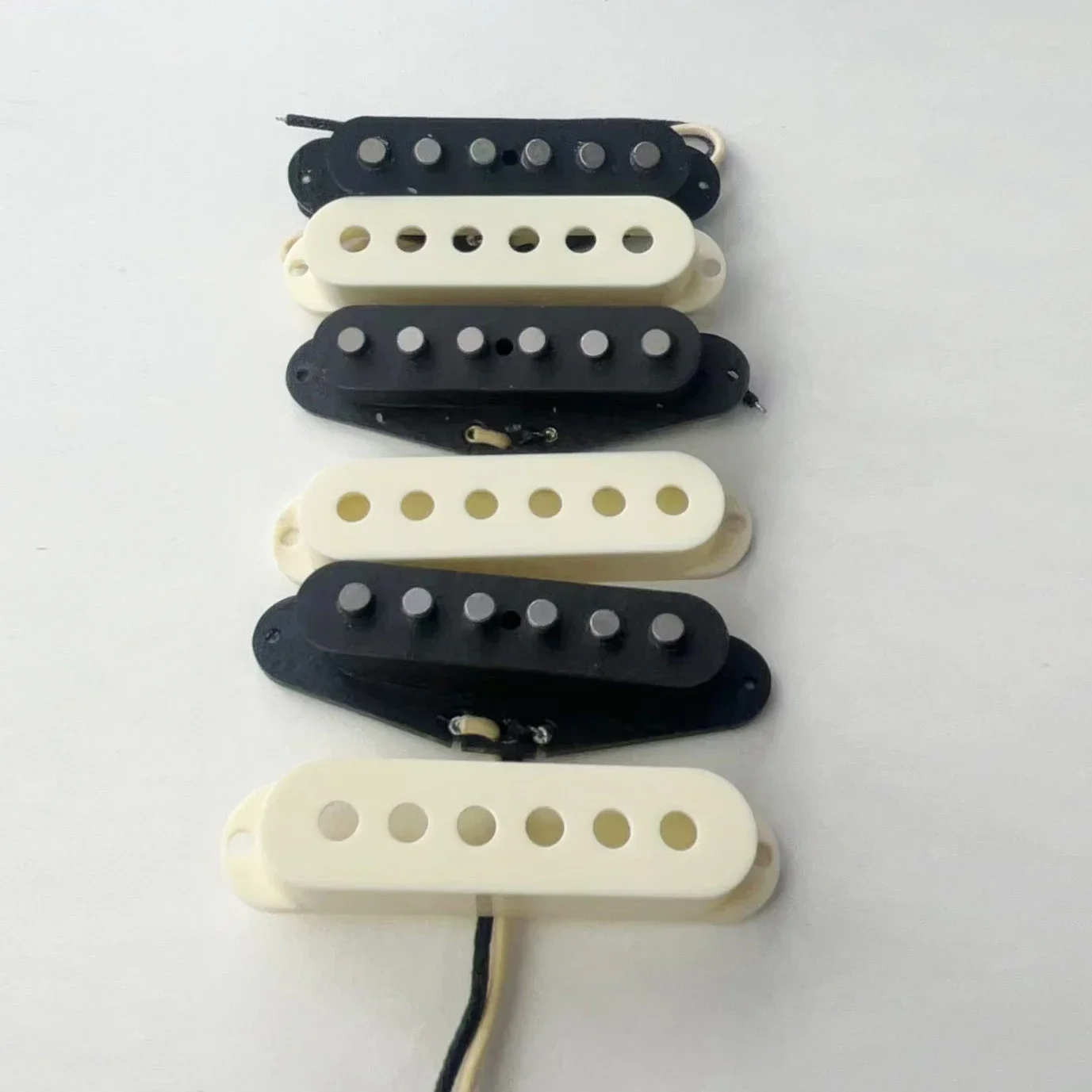 Hot Sale--"Vintage '69 Style Single Coil Pickup (Alnico 5) – Hand-Wound With Copper Wire For ST Electric Guitar"
Hot Sale--"Vintage '69 Style Single Coil Pickup (Alnico 5) – Hand-Wound With Copper Wire For ST Electric Guitar"