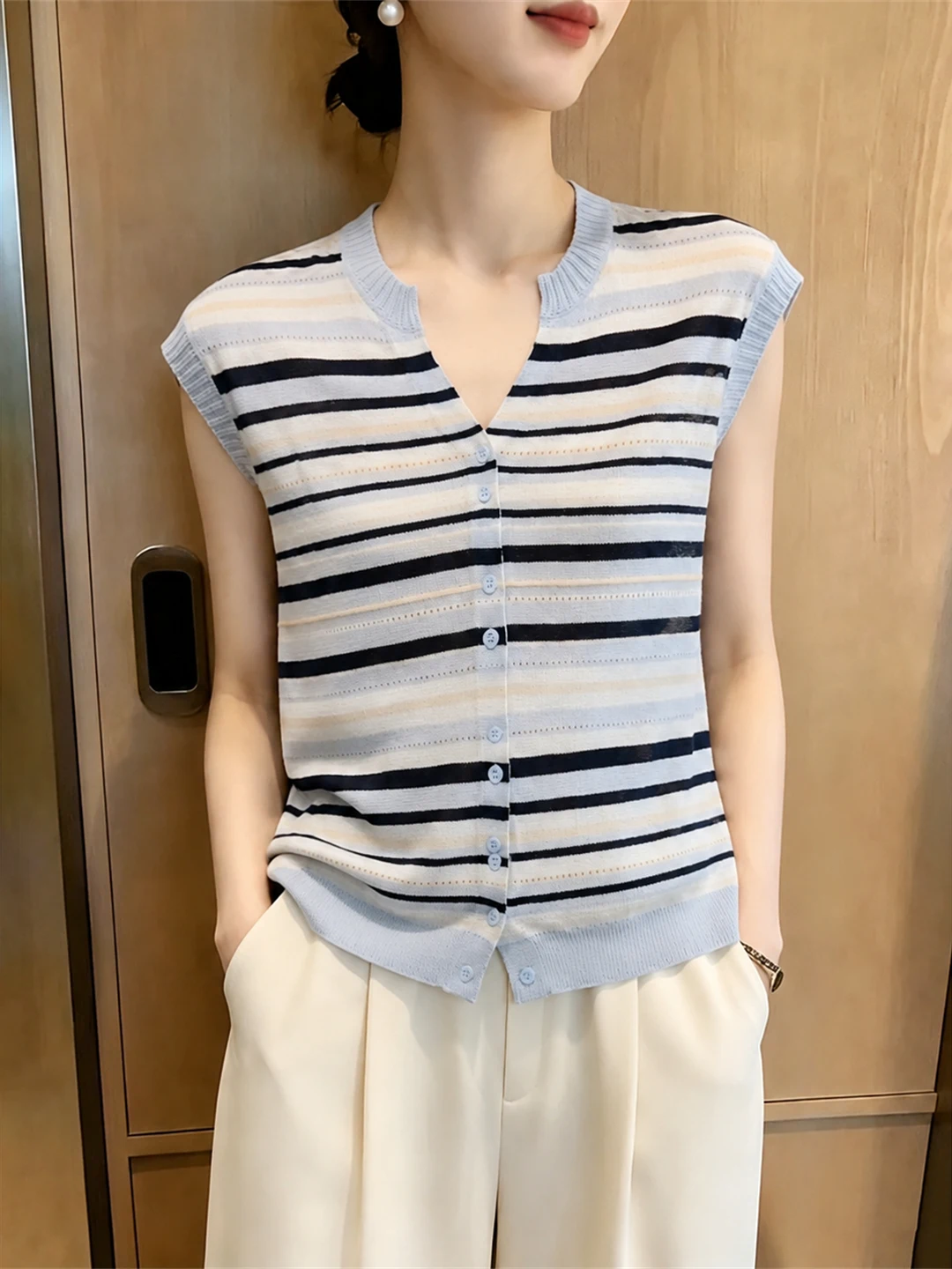 Ice Silk Knitted Stripe Color Block Women's Top Commute Casual Summer Design Korean Style Straight Cut Single Button Shirt
Ice Silk Knitted Stripe Color Block Women's Top Commute Casual Summer Design Korean Style Straight Cut Single Button Shirt