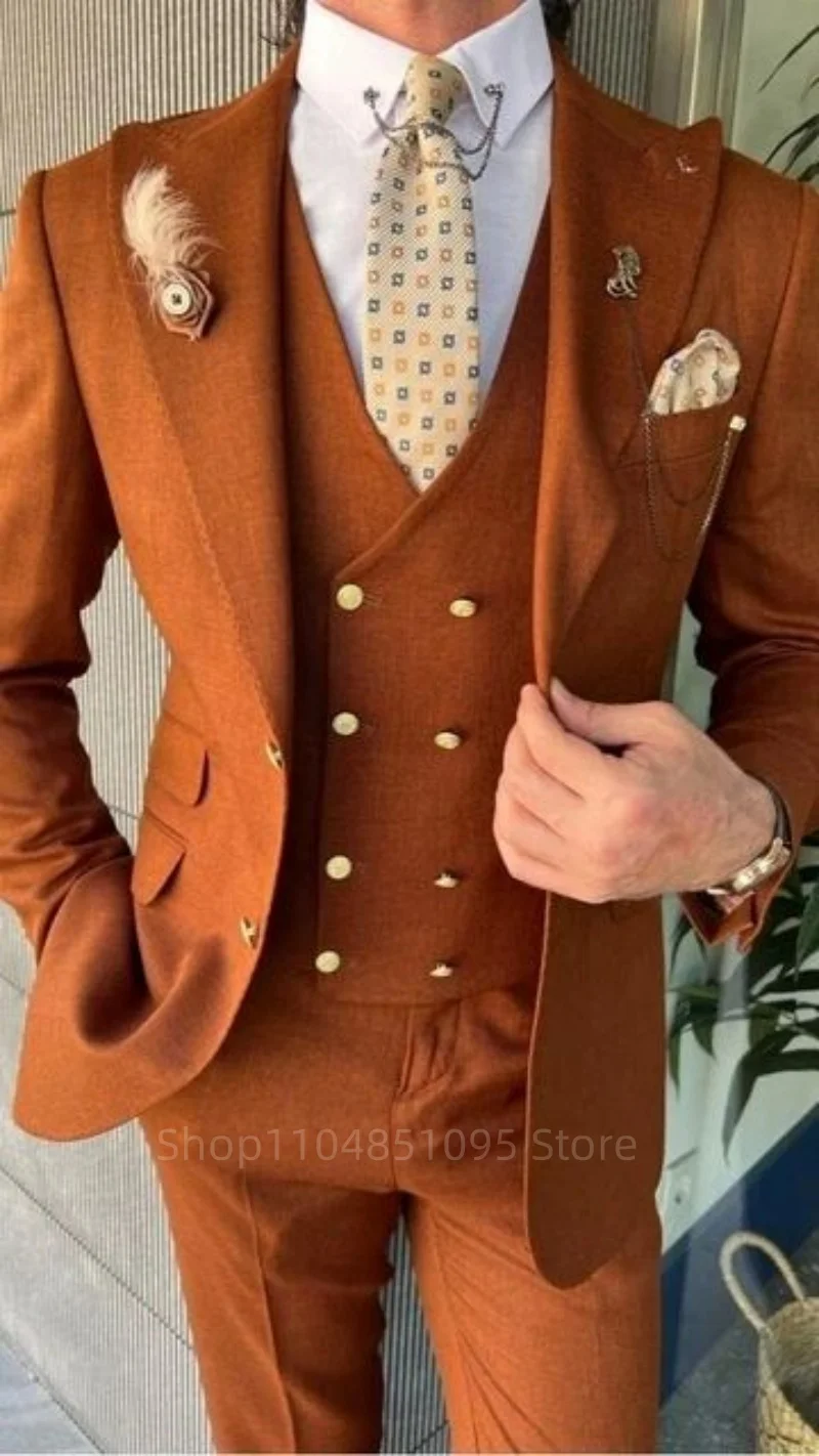 Коричневый мужской костюм-тройка Slim Fit: пиджак с острыми лацканами, брюки и жилет. Для офиса, деловых встреч, повседневной носки, свадьбы, торжественных мероприятий, а также в качестве смокинга для жениха.
Коричневый мужской костюм-тройка Slim Fit: пиджак с острыми лацканами, брюки и жилет. Для офиса, деловых встреч, повседневной носки, свадьбы, торжественных мероприятий, а также в качестве смокинга для жениха.