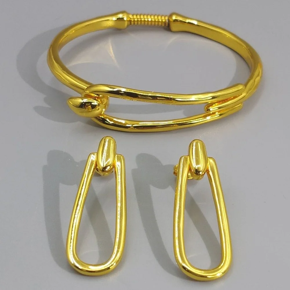 2026 Spain's niche high-quality gold and silver hollow geometric earrings bracelet jewelry two-piece set party gift
2026 Spain's niche high-quality gold and silver hollow geometric earrings bracelet jewelry two-piece set party gift
