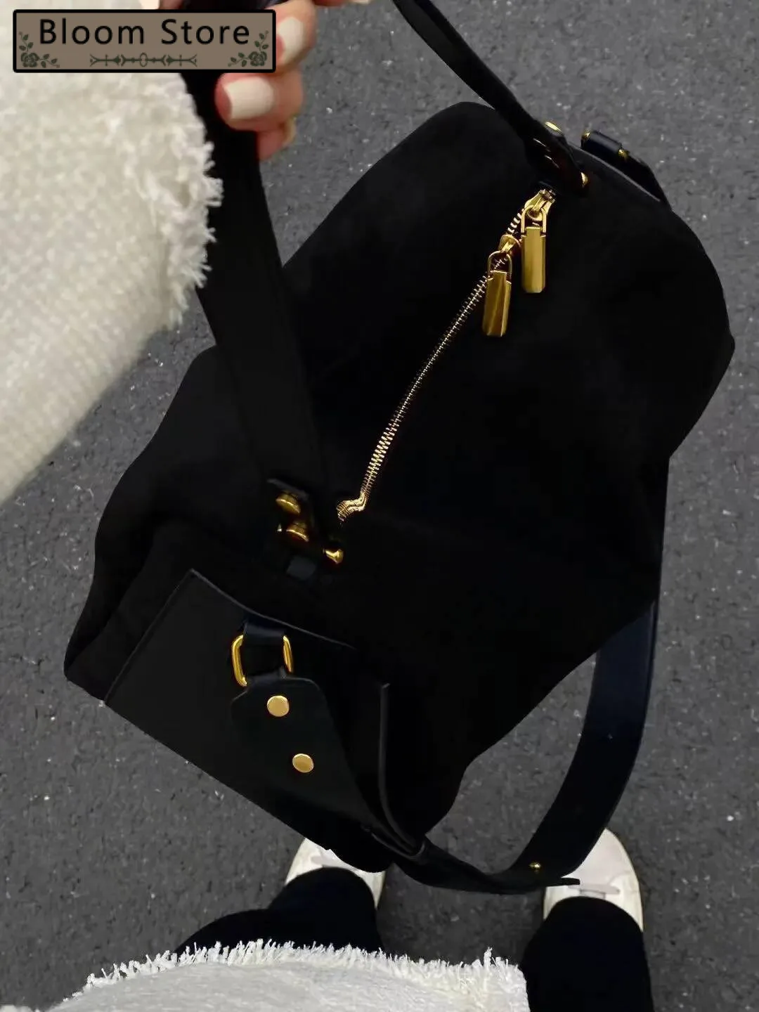 Bloom Retro Black Pillow Messenger Women Autumn New Veet Large Capcity Casual Handbag Ladies Vintage Y2k Shoulder Bag
Bloom Retro Black Pillow Messenger Women Autumn New Veet Large Capcity Casual Handbag Ladies Vintage Y2k Shoulder Bag