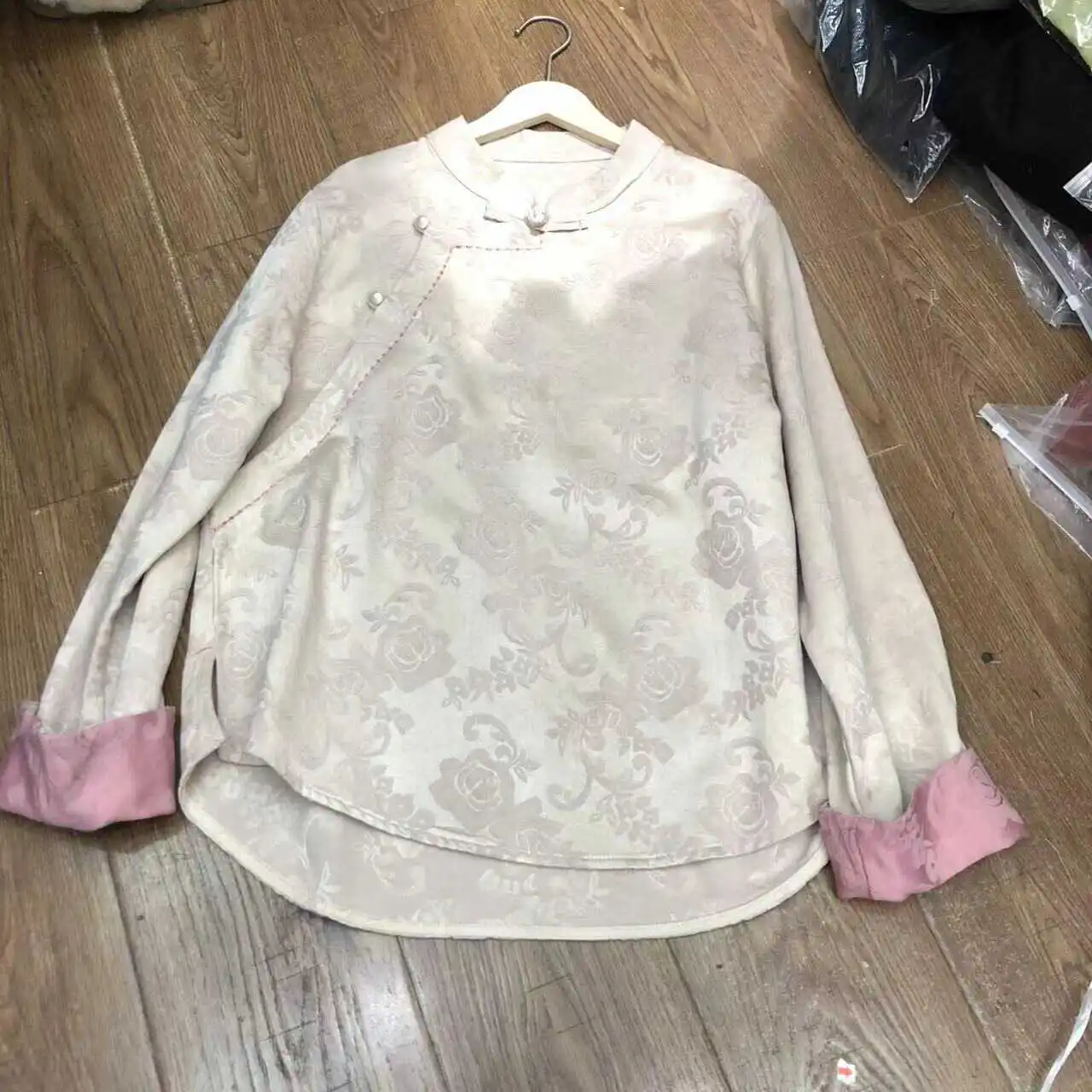 Хлопковые китайские рукава с вышивкой в стиле ретро, женские свободные длинные светящиеся утягивающие манжеты с отложными манжетами и пуговицами
Хлопковые китайские рукава с вышивкой в стиле ретро, женские свободные длинные светящиеся утягивающие манжеты с отложными манжетами и пуговицами