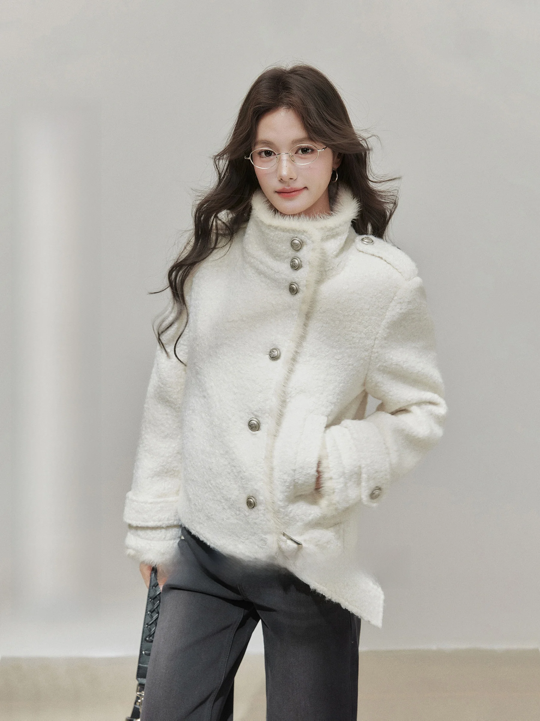 Белая женская куртка с воротником-стойкой больших размеров, повседневная, осенняя, на пуговицах, с длинными рукавами
Белая женская куртка с воротником-стойкой больших размеров, повседневная, осенняя, на пуговицах, с длинными рукавами