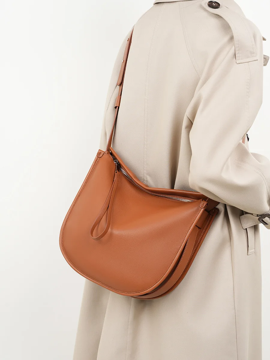 Genuine Leather Minimal Comfort Soft Pitot Bag Cowhide commuter large capacity crossbody shoulder bag
Genuine Leather Minimal Comfort Soft Pitot Bag Cowhide commuter large capacity crossbody shoulder bag