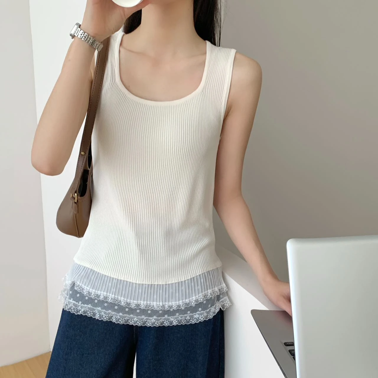 Women's Top Korean Version Solid Color Knitwear Lace Stitching Casual Fashion Women Sleeveless White Black Tank Tops Lady Vest
Women's Top Korean Version Solid Color Knitwear Lace Stitching Casual Fashion Women Sleeveless White Black Tank Tops Lady Vest