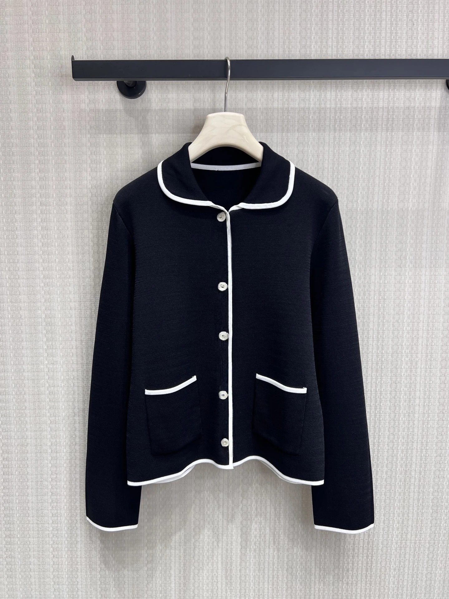 Elegant Long Sleeve Knitted Open Cardigan for Women with Collar Color Block Design Fashionable Versatile Premium Quality
Elegant Long Sleeve Knitted Open Cardigan for Women with Collar Color Block Design Fashionable Versatile Premium Quality