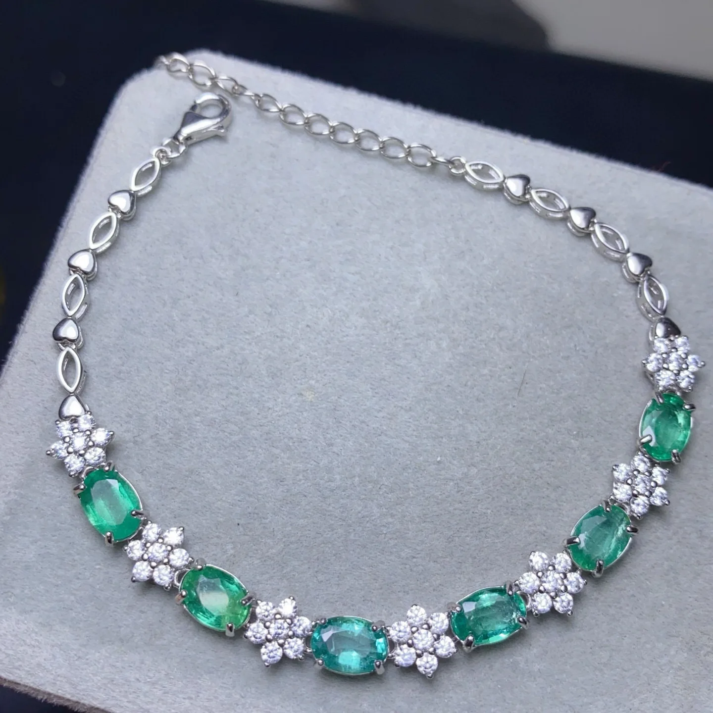 Браслет из серебра 925 пробы с изумрудом, свежий и универсальный стиль, повседневные ювелирные изделия для работы и отдыха 5*7 мм
Браслет из серебра 925 пробы с изумрудом, свежий и универсальный стиль, повседневные ювелирные изделия для работы и отдыха 5*7 мм