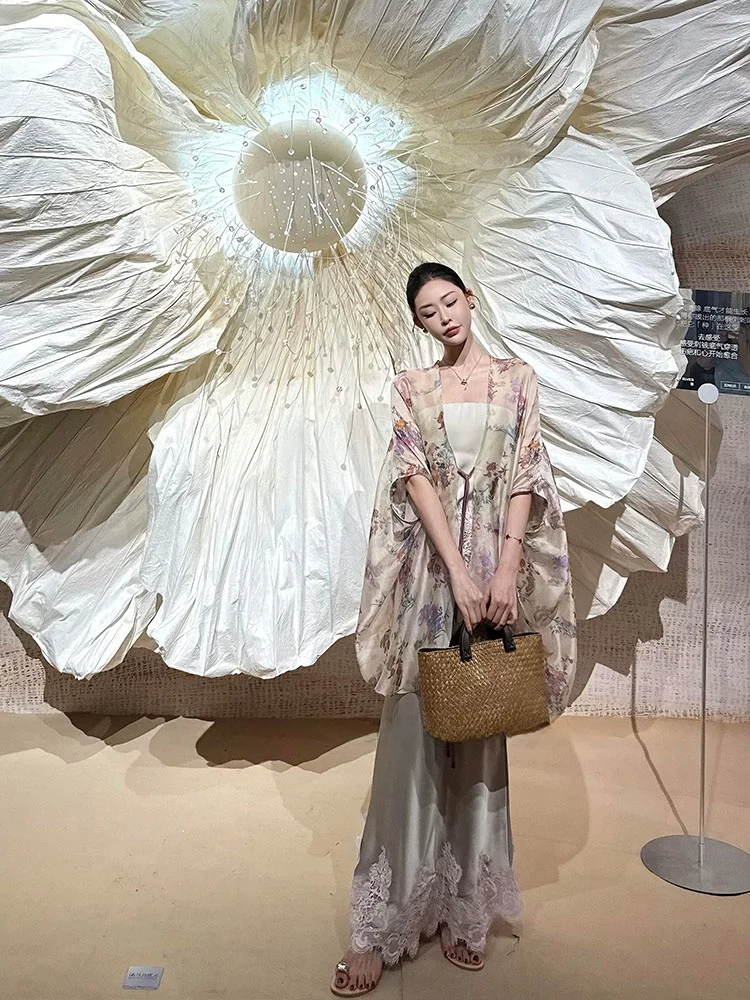New Chinese Style Set Women Spring Vintage Elegance Satin Strapless Top Lace Half Skirt Print Cardigan Three Piece Set
New Chinese Style Set Women Spring Vintage Elegance Satin Strapless Top Lace Half Skirt Print Cardigan Three Piece Set