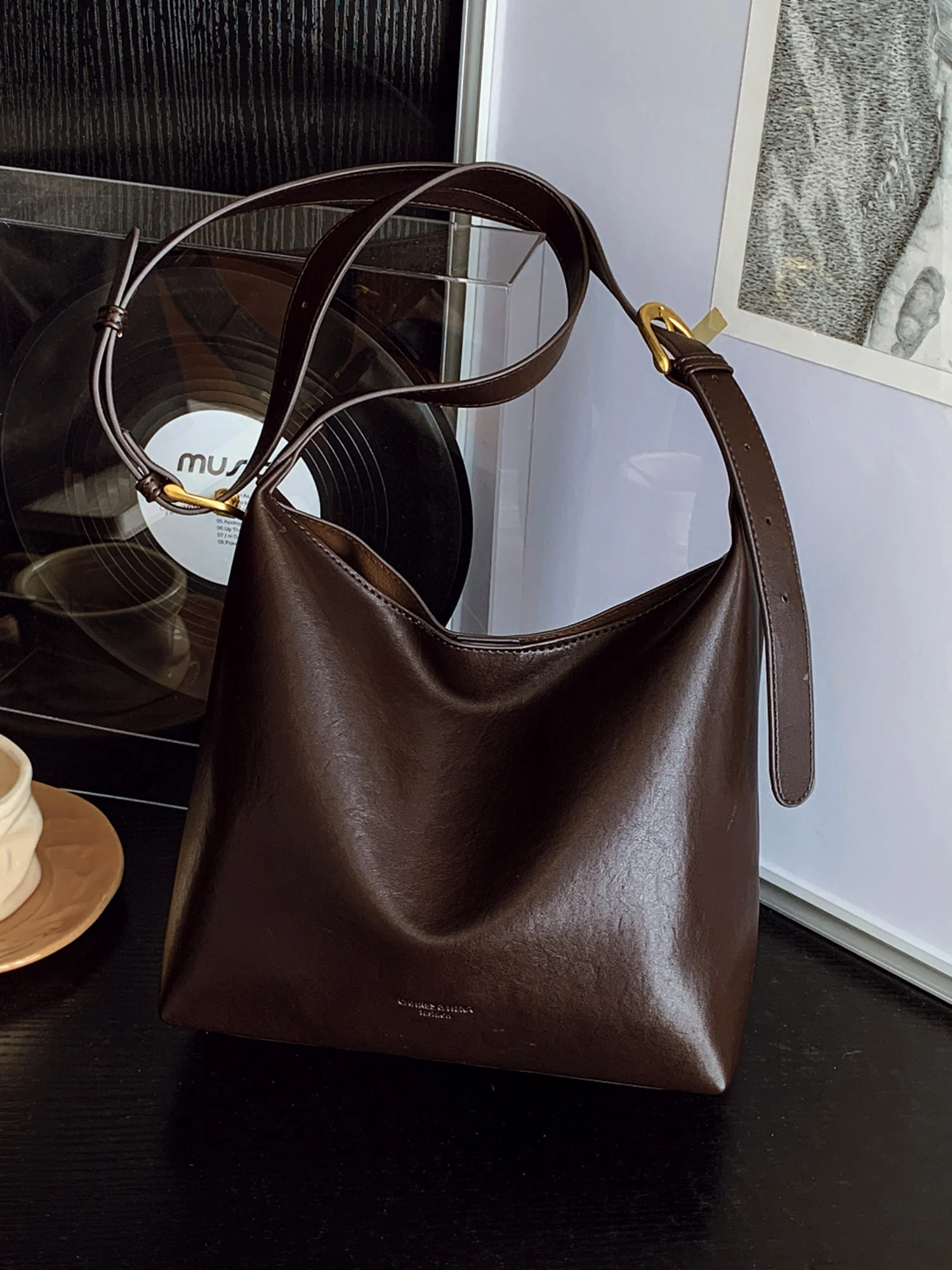 Женская сумка-тоут в стиле ретро, новинка 2025 года, высококачественная пригородная сумка на одно плечо, наклонная сумка через плечо, мягкая искусственная кожа
Женская сумка-тоут в стиле ретро, новинка 2025 года, высококачественная пригородная сумка на одно плечо, наклонная сумка через плечо, мягкая искусственная кожа