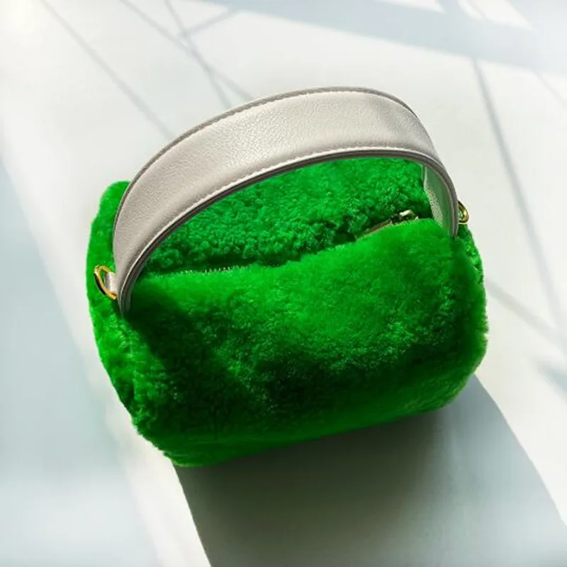 Women derma Furry Lambswool Handbags Fashion Design Soft Plush Cool Girls Messenger Shoulder Bags Crossbody Ladies Purse Handbag
Women derma Furry Lambswool Handbags Fashion Design Soft Plush Cool Girls Messenger Shoulder Bags Crossbody Ladies Purse Handbag