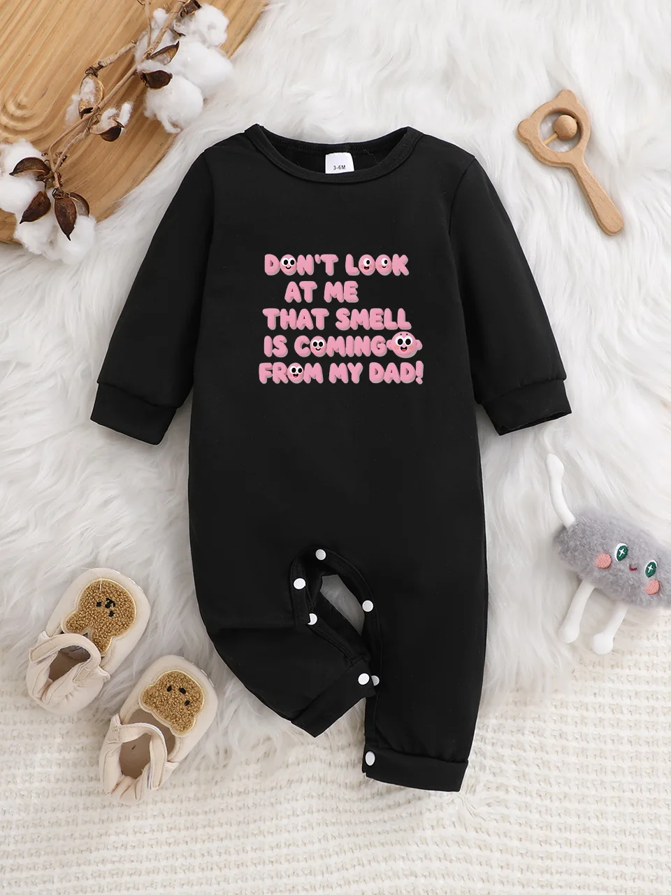 A baby long-sleeved onesie with interesting letter prints. It features a buttoned design for easy putting on and taking off
A baby long-sleeved onesie with interesting letter prints. It features a buttoned design for easy putting on and taking off