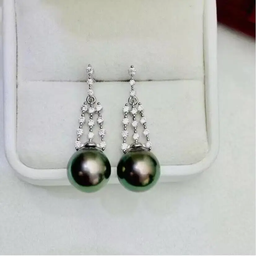 Великолепная пара таитянских круглых висячих сережек с черным зеленым жемчугом диаметром 10–11 мм, 9–10 мм, 9–10 мм.
Великолепная пара таитянских круглых висячих сережек с черным зеленым жемчугом диаметром 10–11 мм, 9–10 мм, 9–10 мм.