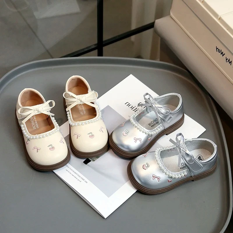 Kids Princess Shoes Round Toes Sweet Beadings Children Flat Shoes with Simple Bows 2026 New Fashion Girls Casual Shoes Soft Sole
Kids Princess Shoes Round Toes Sweet Beadings Children Flat Shoes with Simple Bows 2026 New Fashion Girls Casual Shoes Soft Sole