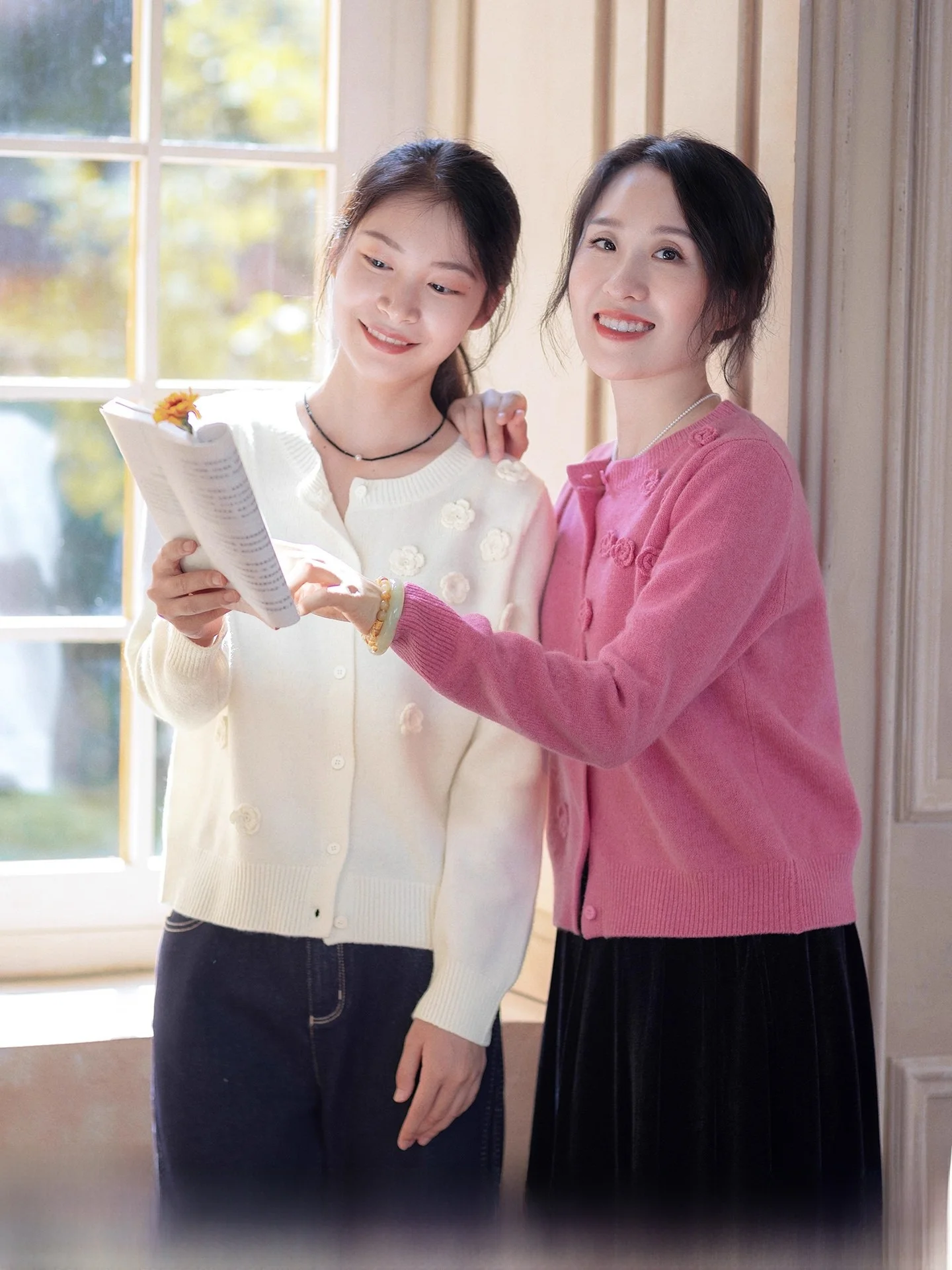 Красный вязаный кардиган из чистой шерсти Red Remembrance, женский, осенняя коллекция 2025, верхняя одежда, премиум-класс
Красный вязаный кардиган из чистой шерсти Red Remembrance, женский, осенняя коллекция 2025, верхняя одежда, премиум-класс