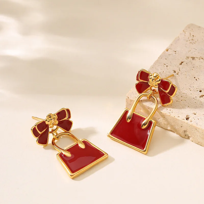 Fashionable and elegant, small fragrance style enamel drop glaze red bow bag earrings sweet and gentle personalized earrings
Fashionable and elegant, small fragrance style enamel drop glaze red bow bag earrings sweet and gentle personalized earrings