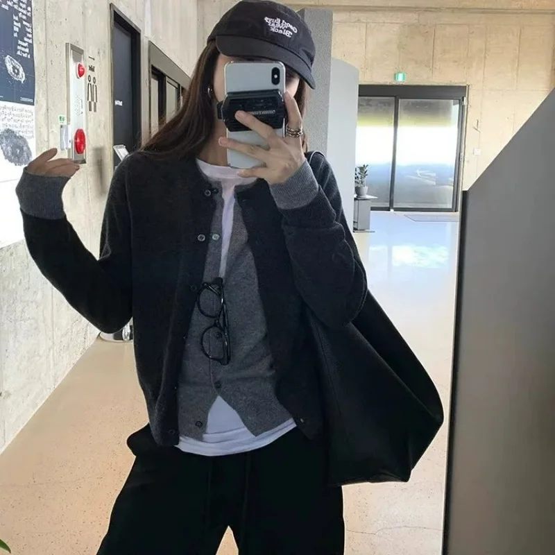 100% wool cardigan women's autumn and winter gray fake two-piece knitwear high-end sweater coat women
100% wool cardigan women's autumn and winter gray fake two-piece knitwear high-end sweater coat women
