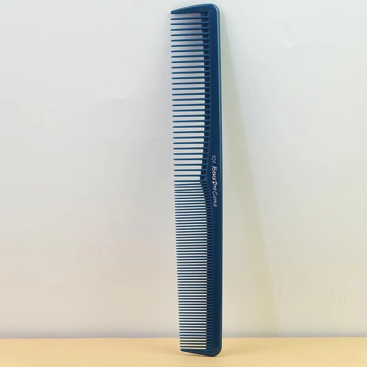 1 Professional Hair Comb, Wide-Toothed, Double-Sided Design, Made of Plastic, Suitable for Salons and Hairstyling
1 Professional Hair Comb, Wide-Toothed, Double-Sided Design, Made of Plastic, Suitable for Salons and Hairstyling