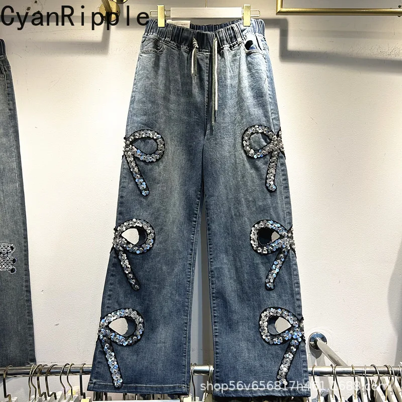 Модные женские джинсы с широкими штанинами на весну-осень, универсальные, с эластичным поясом на шнурке, с вырезами, пайетками и бантом, прямые джинсовые брюки
Модные женские джинсы с широкими штанинами на весну-осень, универсальные, с эластичным поясом на шнурке, с вырезами, пайетками и бантом, прямые джинсовые брюки