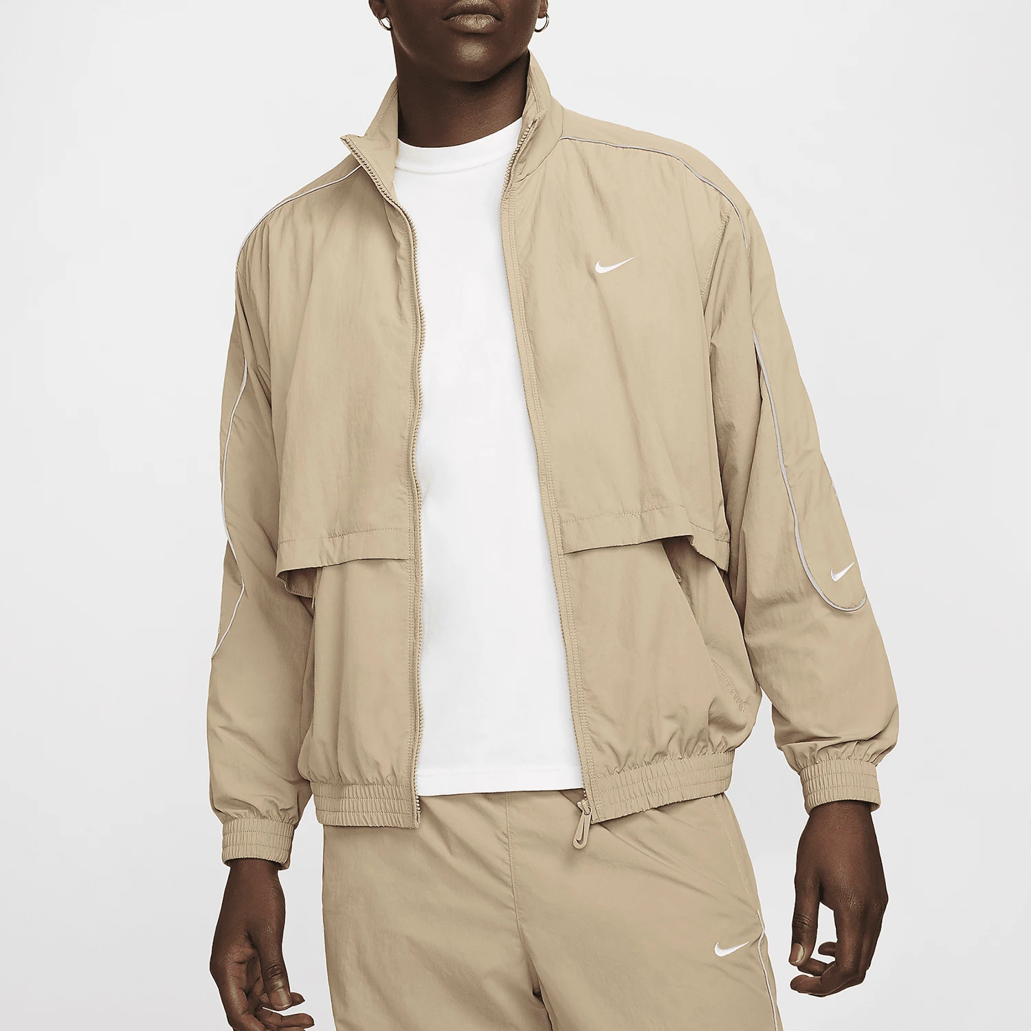 Nike genuine seasonal new men's woven stand up collar sports embroidery jacket FB8622-247
Nike genuine seasonal new men's woven stand up collar sports embroidery jacket FB8622-247