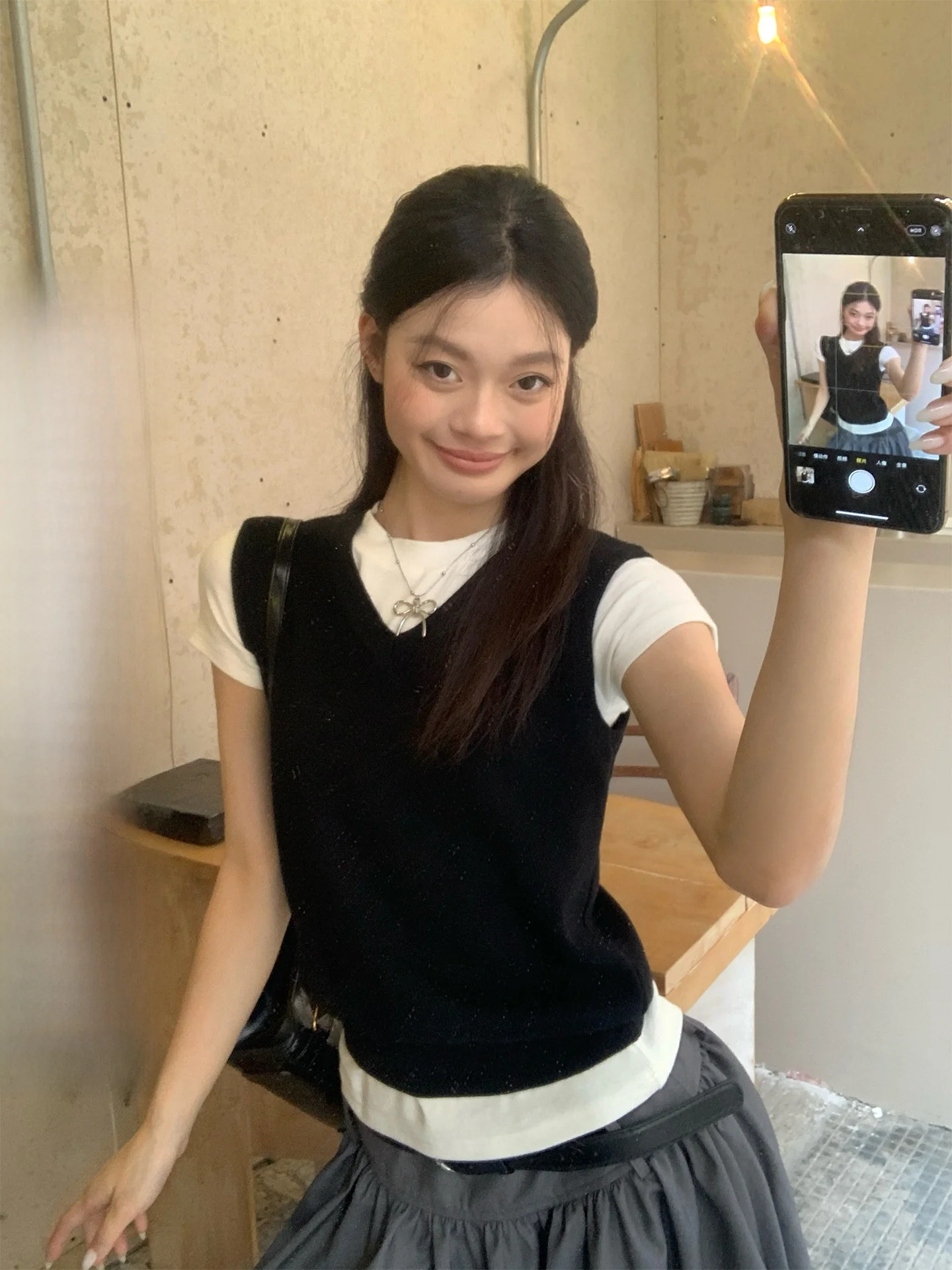 Black V-Neck Knitted Vest Women's Summer Layering High-End Slim Fit Super Cute Top Commute Style Soft Fabric Korean Version
Black V-Neck Knitted Vest Women's Summer Layering High-End Slim Fit Super Cute Top Commute Style Soft Fabric Korean Version