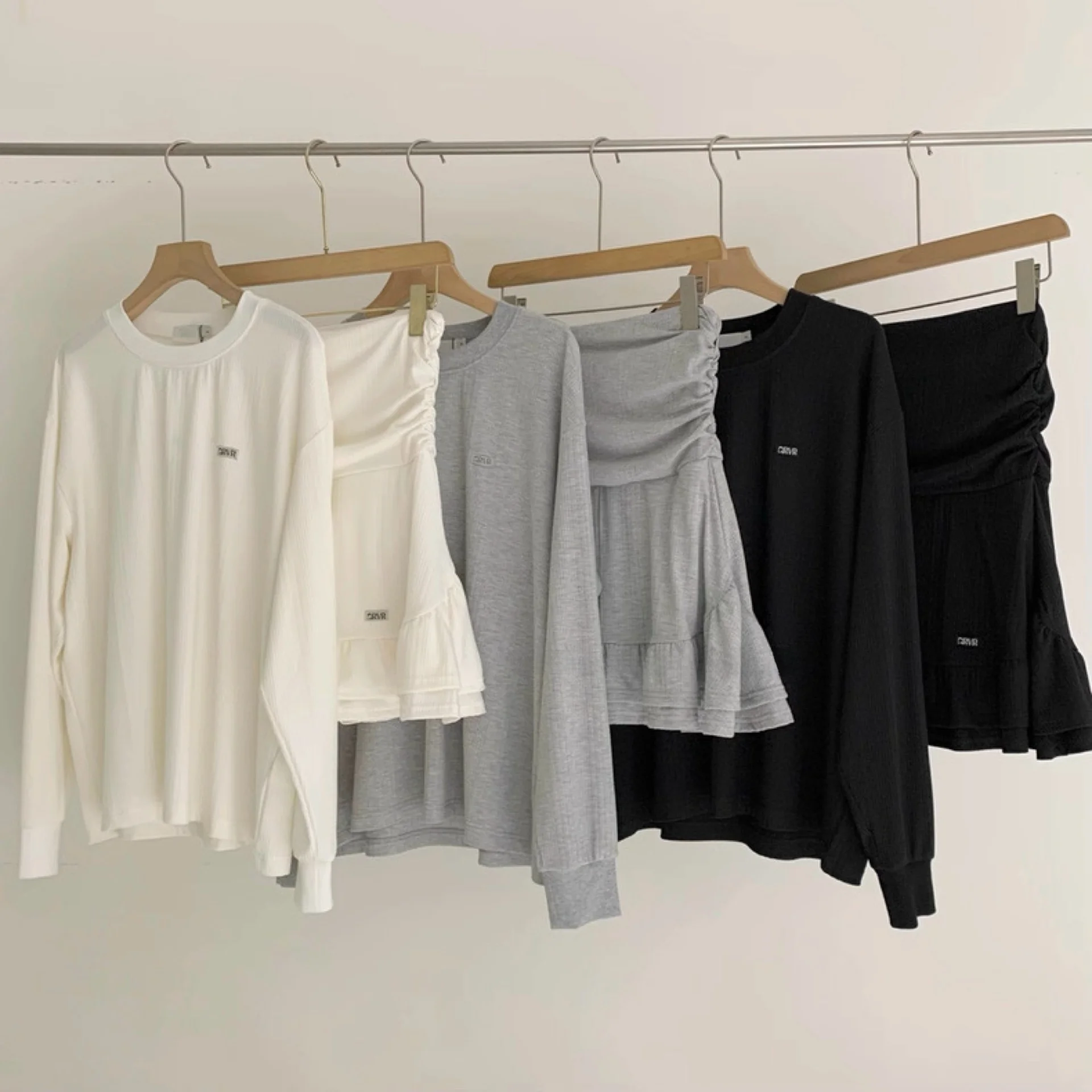 Unique Design Loose Long Sleeve Color T-Shirt And Short Skirt Set for Women Spring Fashion Outfit Two-Piece Ensemble
Unique Design Loose Long Sleeve Color T-Shirt And Short Skirt Set for Women Spring Fashion Outfit Two-Piece Ensemble