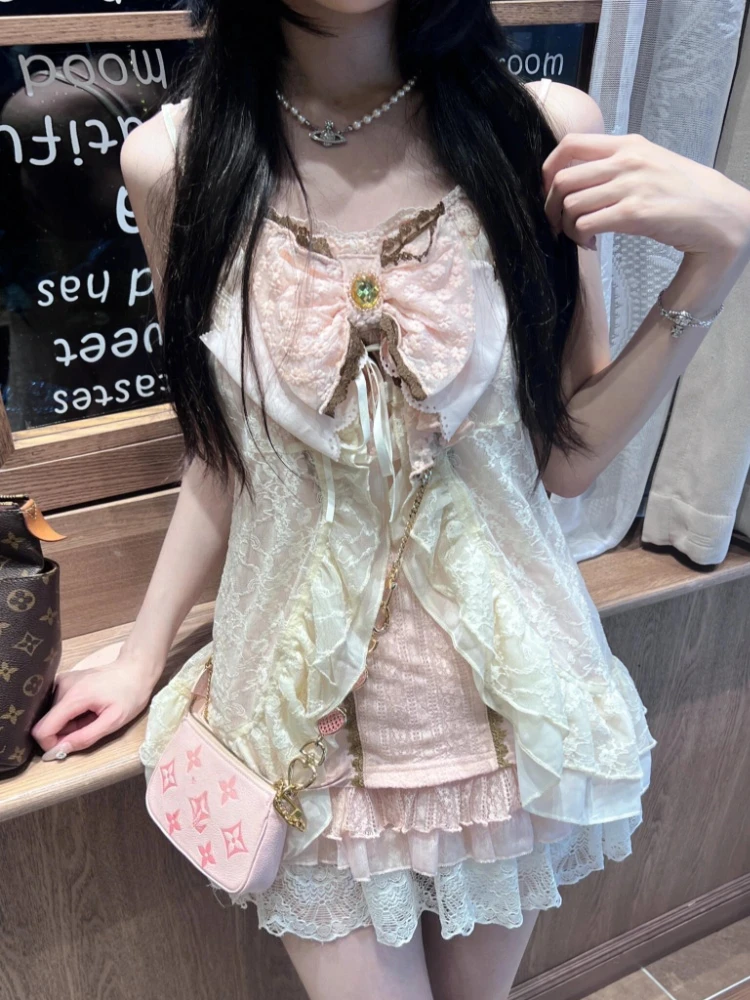 Japanese Vintage Lace Pink Kawaii 3-piece Set Women's Designer Sweet Elegant Cute Bow Sling Tops + Cake Short Skirt Suit New
Japanese Vintage Lace Pink Kawaii 3-piece Set Women's Designer Sweet Elegant Cute Bow Sling Tops + Cake Short Skirt Suit New
