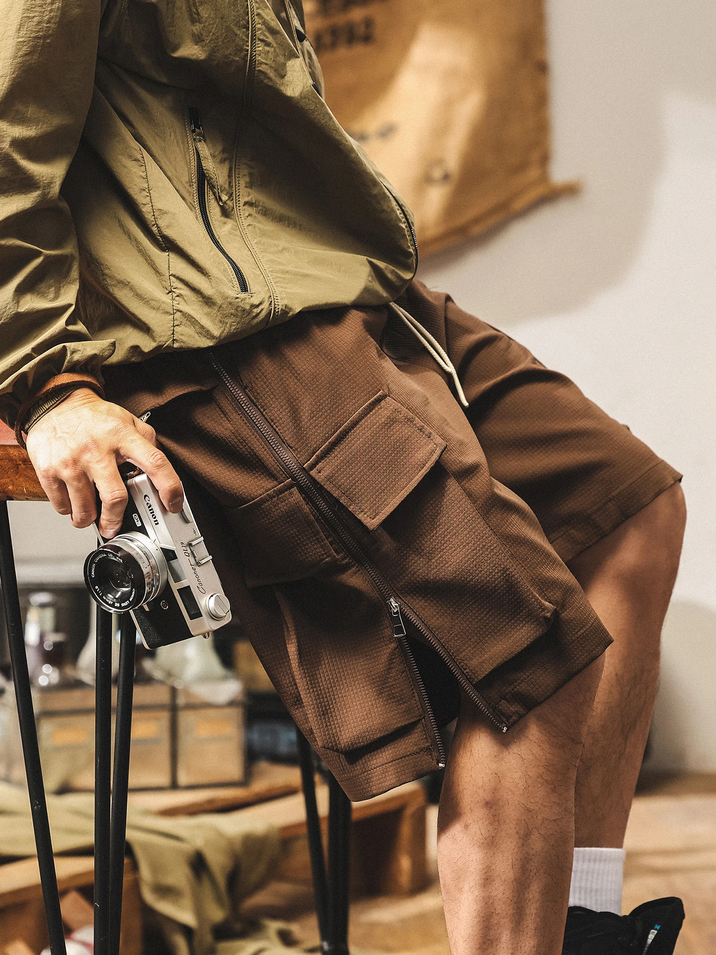 Модная мужская рабочая одежда в стиле ретро, новые летние уличные свободные брюки с боковой молнией, повседневные брюки для отдыха в американском стиле
Модная мужская рабочая одежда в стиле ретро, новые летние уличные свободные брюки с боковой молнией, повседневные брюки для отдыха в американском стиле