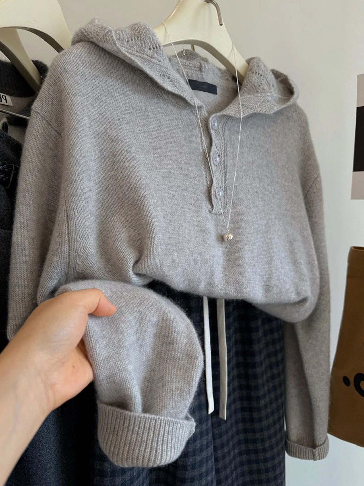 Korean Style Long Sleeve Knitted Sweater Soft Cozy Hooded Base Layer Hook Flower Design Winter Fashion Casual Young-looking Top
Korean Style Long Sleeve Knitted Sweater Soft Cozy Hooded Base Layer Hook Flower Design Winter Fashion Casual Young-looking Top