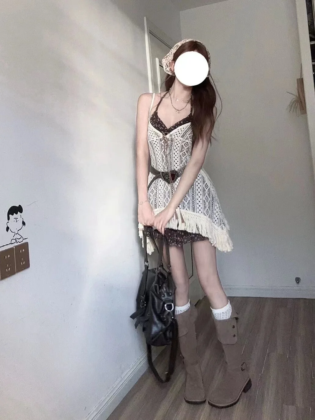 Летний новый женский комплект в стиле «Pure Desire»: модный кружевной комплект с цветочным узором, ажурными вставками и бретельками, трендовый образ для студенток и повседневной носки.
Летний новый женский комплект в стиле «Pure Desire»: модный кружевной комплект с цветочным узором, ажурными вставками и бретельками, трендовый образ для студенток и повседневной носки.