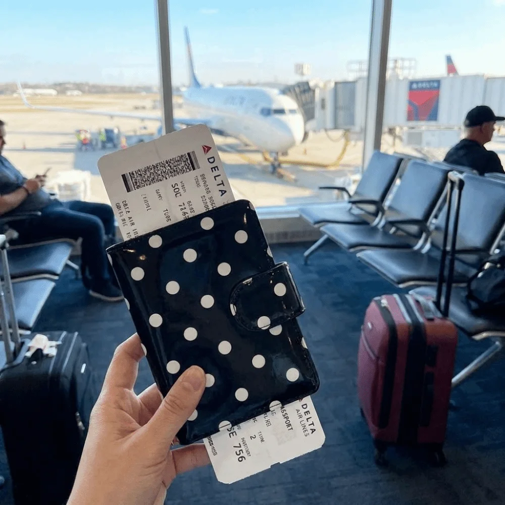 Multifunctional Polka Dot Passport Holder Black White Slim Design Card Storage Bag Multi-Card Slot Lightweight
Multifunctional Polka Dot Passport Holder Black White Slim Design Card Storage Bag Multi-Card Slot Lightweight