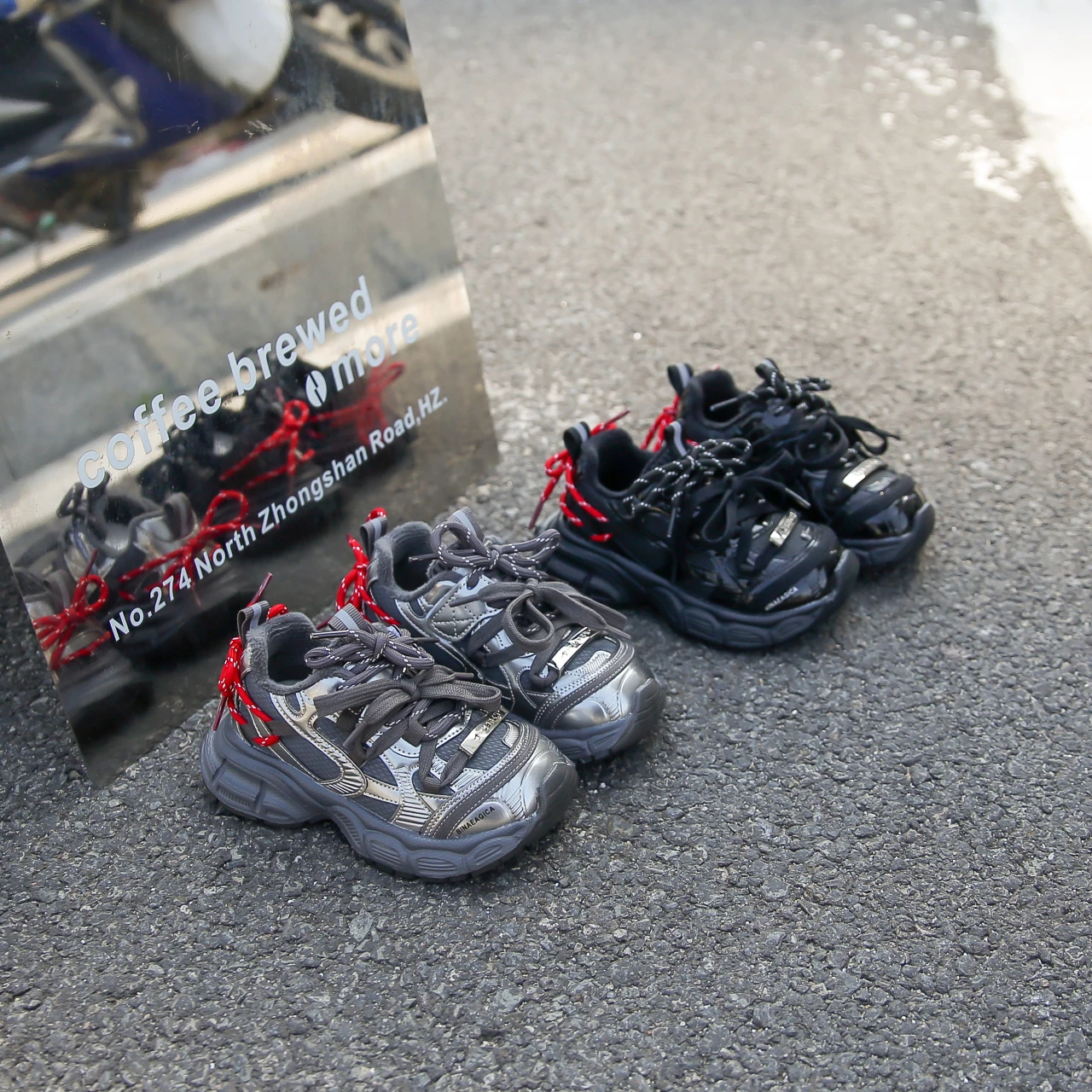 Новая зимняя детская обувь с плюшевой хлопчатобумажной обувью, универсальная и удобная спортивная обувь для родителей и детей.
Новая зимняя детская обувь с плюшевой хлопчатобумажной обувью, универсальная и удобная спортивная обувь для родителей и детей.